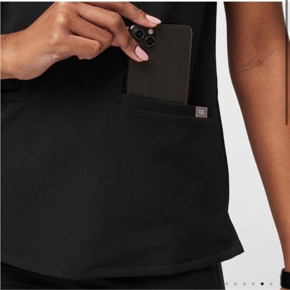 FIGS Casma Three-Pocket Scrub short sleeve Top - Picture 4 of 7